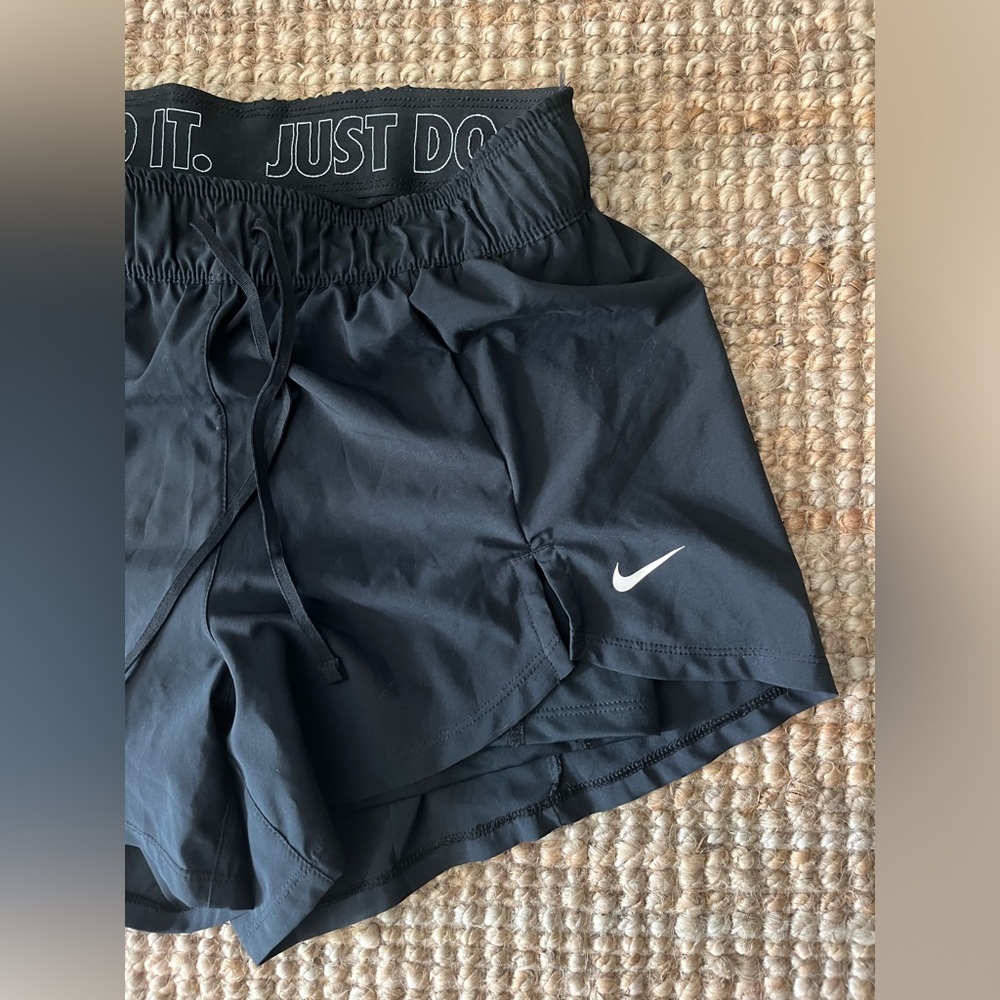 Women’s Nike Core Ultra 2-in-1 Short size S 🖤